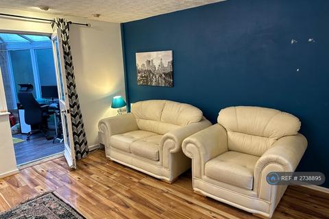 3 bedroom terraced house to rent, Hoskins Close, Manchester, M12