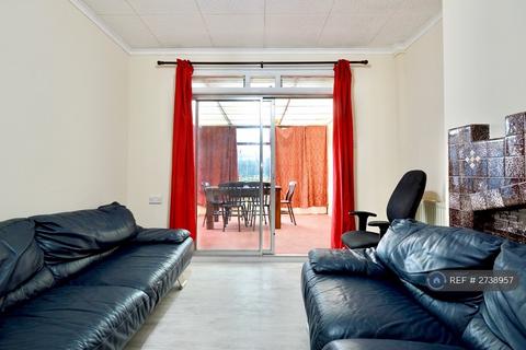 3 bedroom semi-detached house to rent, Cranford Lane, Hounslow, TW5