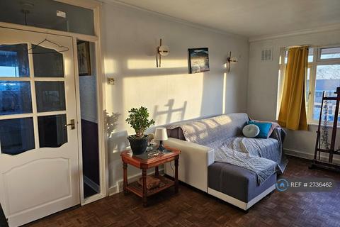 3 bedroom flat to rent, Brecon Court, London, SE9