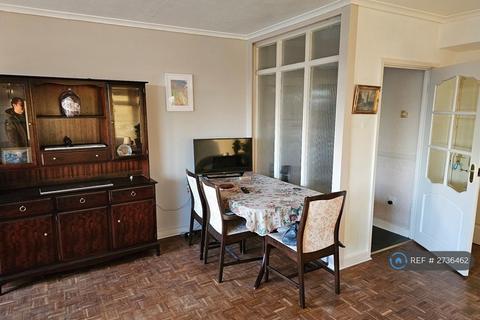 3 bedroom flat to rent, Brecon Court, London, SE9