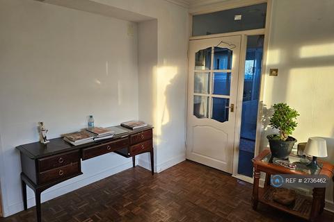 3 bedroom flat to rent, Brecon Court, London, SE9