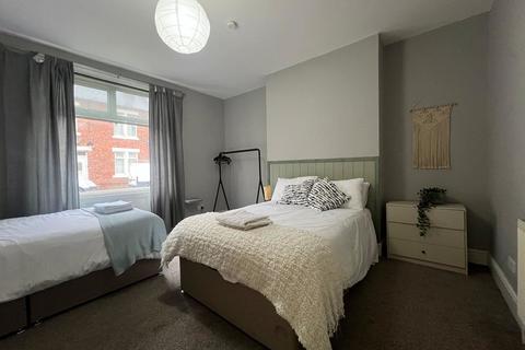 2 bedroom flat to rent, Portland Street, Gateshead NE10