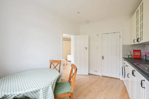 Studio to rent, Clifton Gardens, London NW11