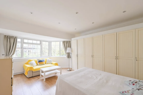 Studio to rent, Clifton Gardens, London NW11
