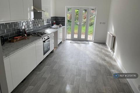 4 bedroom detached house to rent, Bournemouth Park Road, Southend-On-Sea, SS2