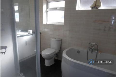 4 bedroom detached house to rent, Bournemouth Park Road, Southend-On-Sea, SS2
