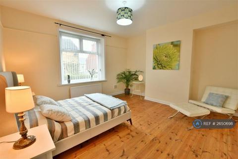 2 bedroom flat to rent, Hewitson Terrace, Gateshead, NE10