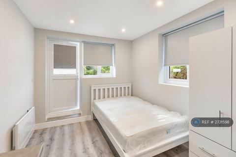 Studio to rent, Yeading Lane, Hayes, UB4