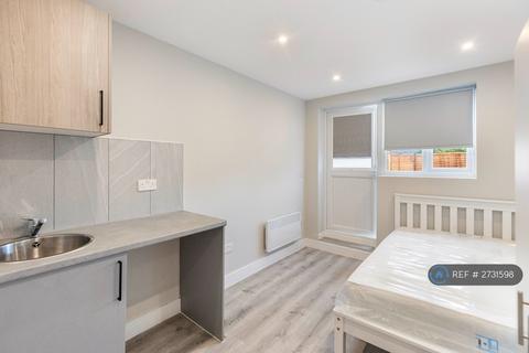 Studio to rent, Yeading Lane, Hayes, UB4