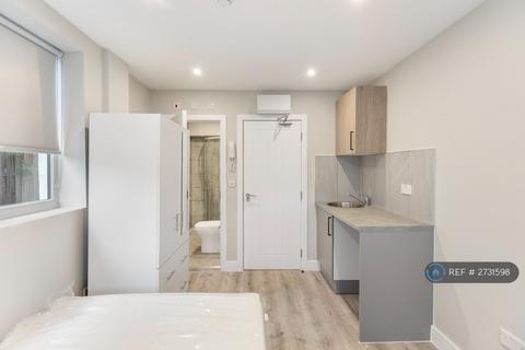 Studio to rent, Yeading Lane, Hayes, UB4