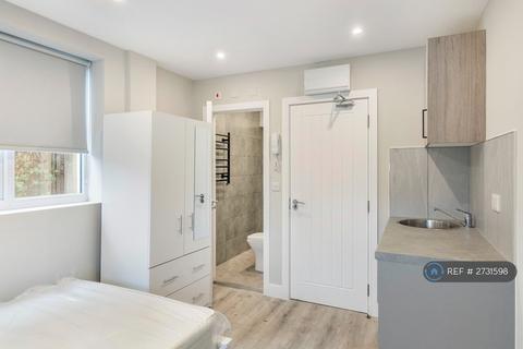 Studio to rent, Yeading Lane, Hayes, UB4