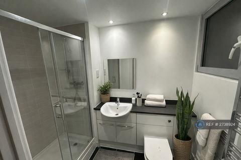 2 bedroom flat to rent, Mercury Gardens, Romford, RM1