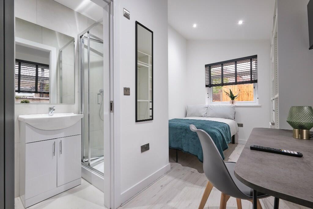 Bright, modern double bedroom with a compact en...
