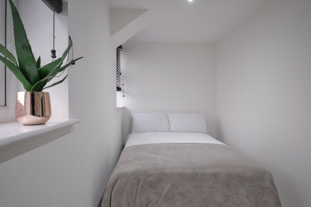 Bright, simply styled single bedroom with a nea...
