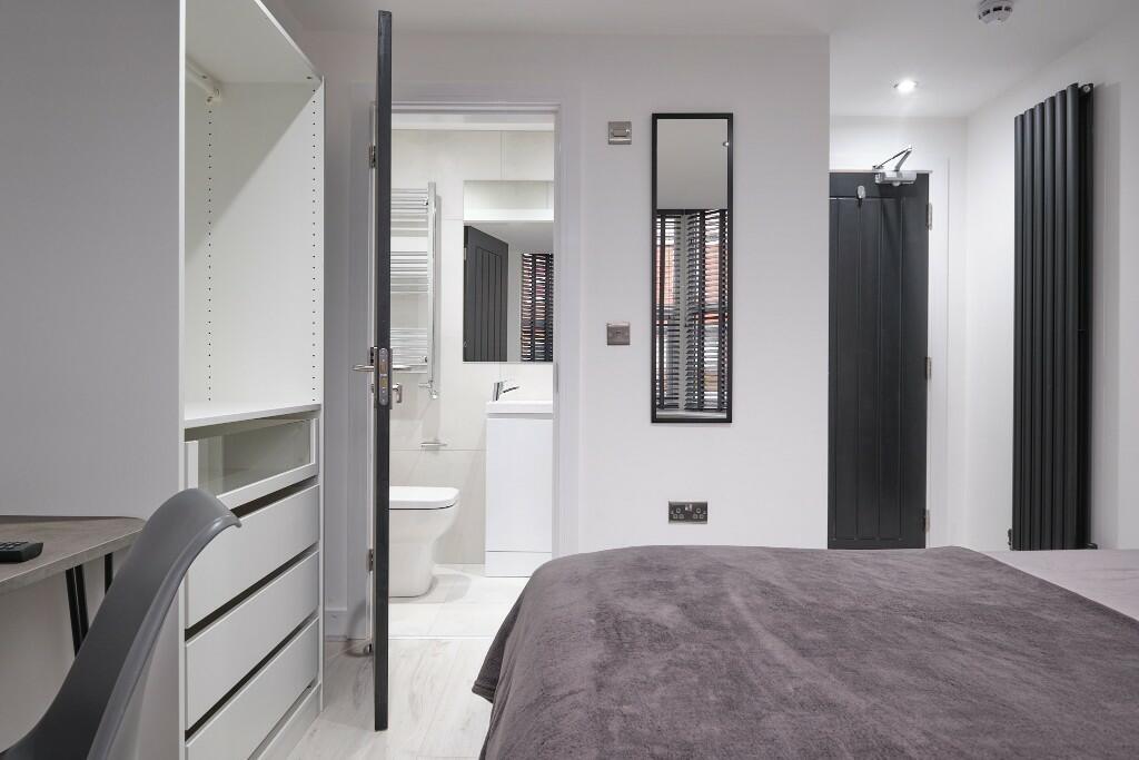 Modern, well-kept double bedroom with neutral d...