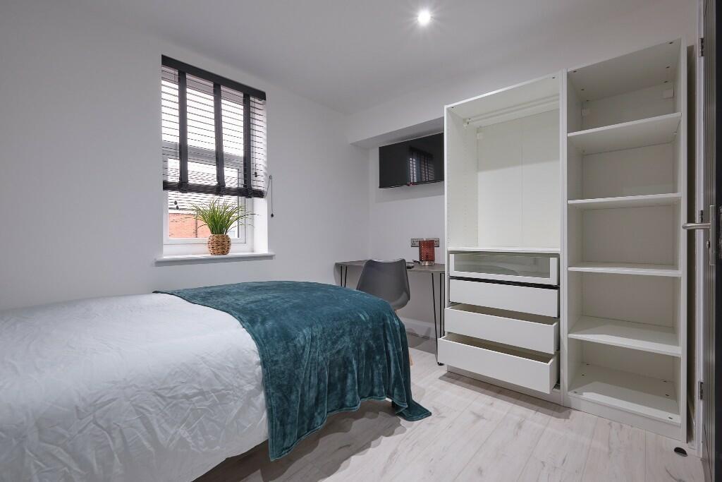 Bright, modern single bedroom with a comfortabl...