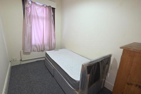 3 bedroom flat to rent, Wanstead Park Road, Ilford