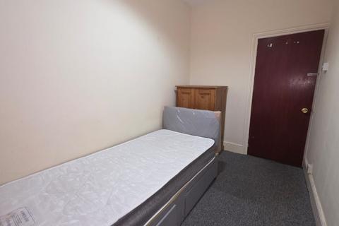 3 bedroom flat to rent, Wanstead Park Road, Ilford
