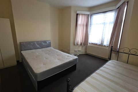 3 bedroom flat to rent, Wanstead Park Road, Ilford