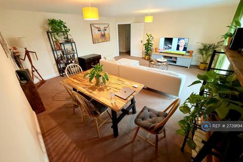 2 bedroom flat to rent, St. Marys Lane, Upminster, RM14