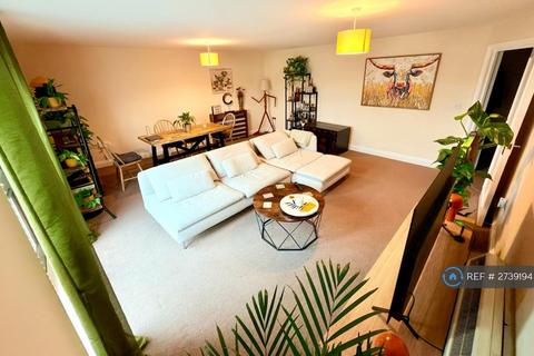 2 bedroom flat to rent, St. Marys Lane, Upminster, RM14