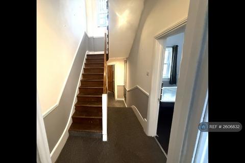 3 bedroom penthouse to rent, Clarence Square, Brighton, BN1