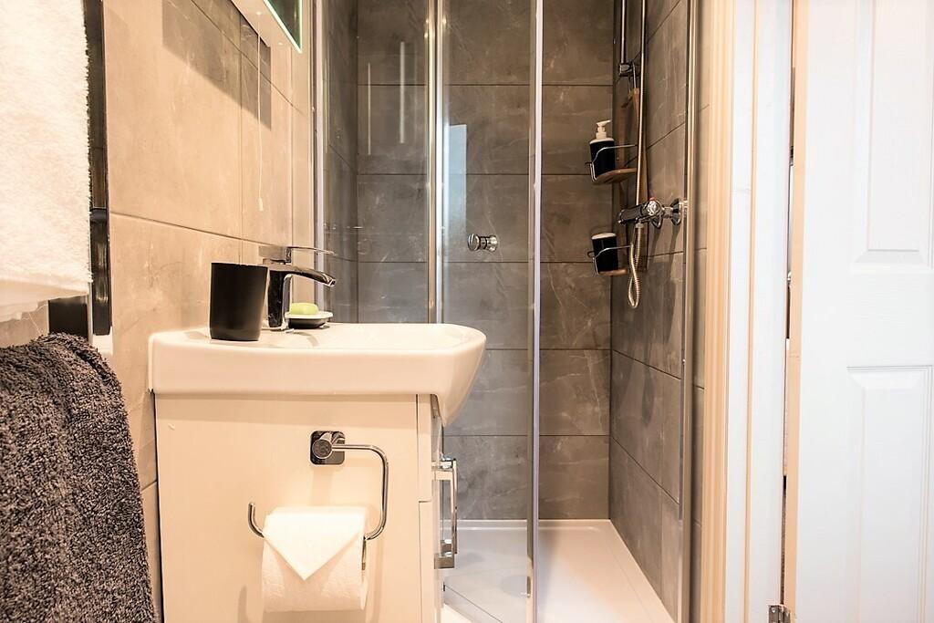 11 EL room4 ensuite.2