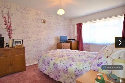 3 bedroom terraced house to rent, Selborne Avenue, Aldershot, GU11