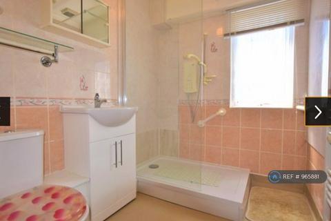 3 bedroom terraced house to rent, Selborne Avenue, Aldershot, GU11