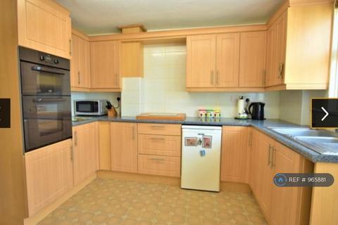 3 bedroom terraced house to rent, Selborne Avenue, Aldershot, GU11
