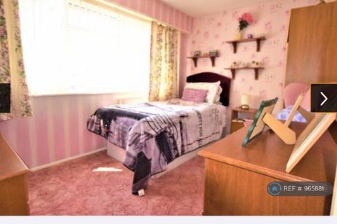 3 bedroom terraced house to rent, Selborne Avenue, Aldershot, GU11