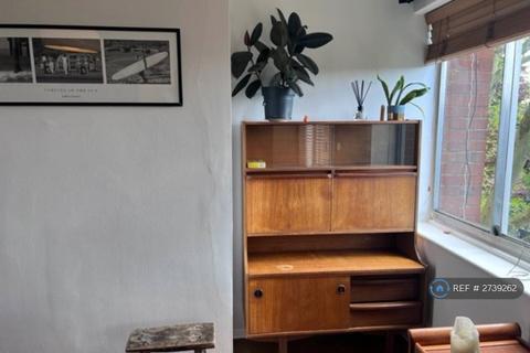 2 bedroom flat to rent, Lowndes Lodge, London, N19