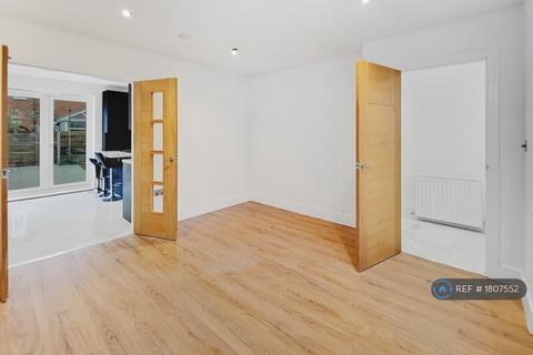 4 bedroom semi-detached house to rent, Anderson Grove, York, YO24