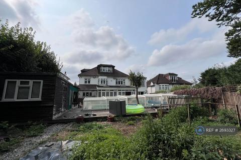 1 bedroom in a house share to rent, Watford Way, London, NW7