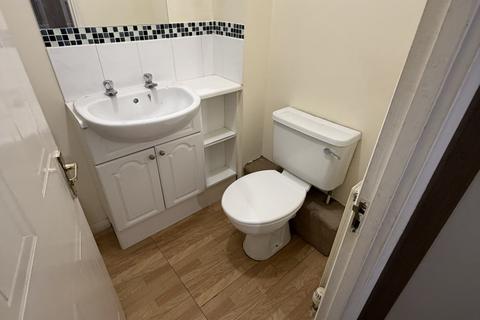 3 bedroom semi-detached house to rent, Molyns Mews, Slough, SL1 5TU