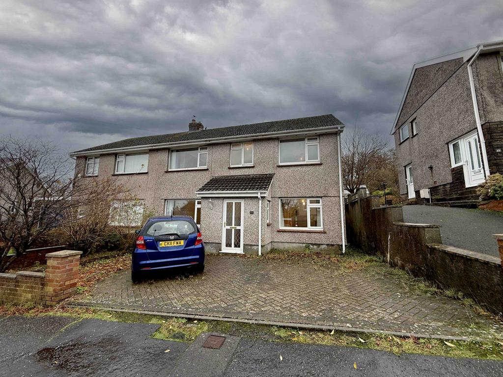4 Bedroom Semi Detached for Rent on Priors Way, D