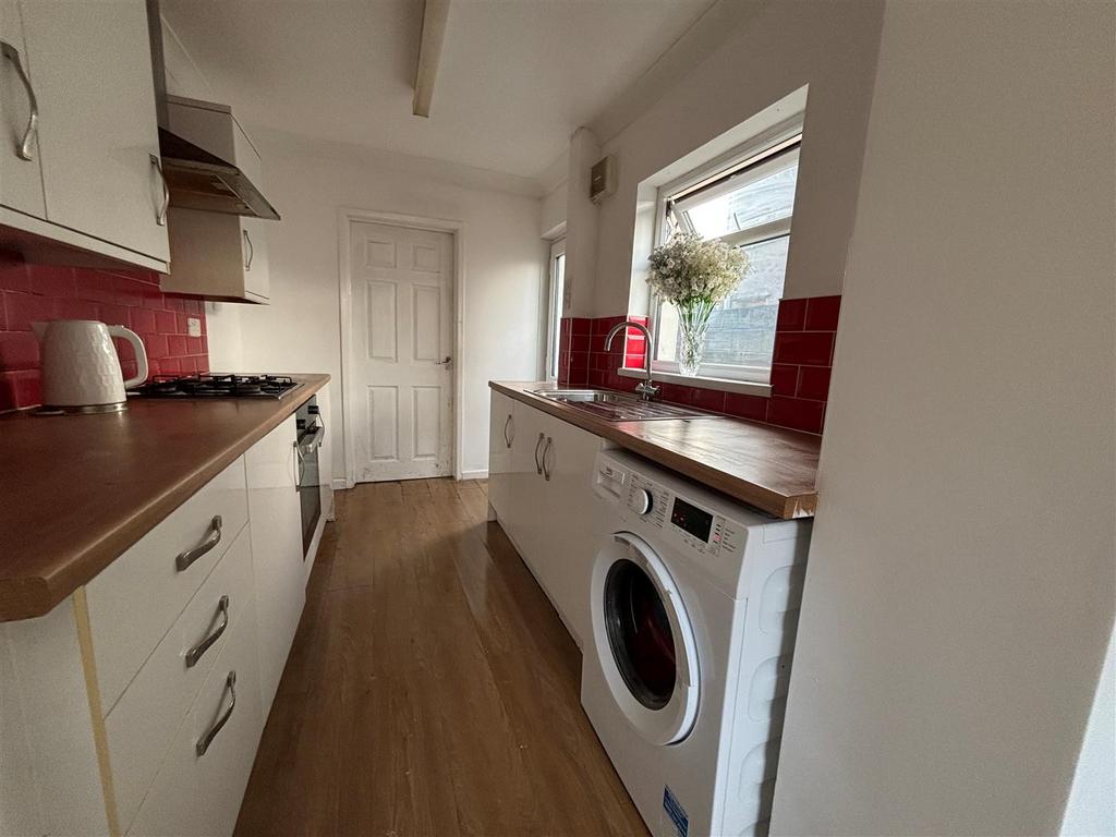 Kitchen 2.jpg