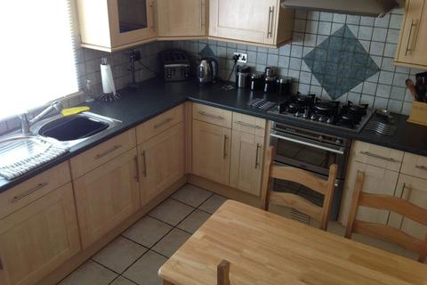 3 bedroom maisonette to rent, High Street, Old Village