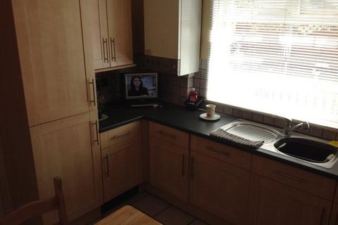 3 bedroom maisonette to rent, High Street, Old Village