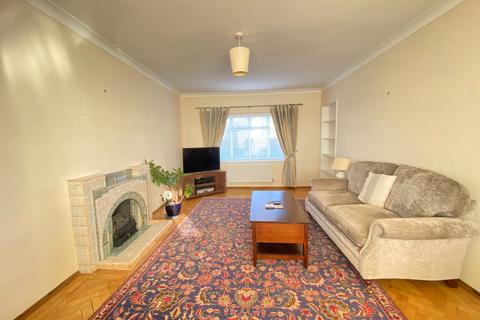 4 bedroom detached house to rent, Kingsway, Gillingham, Chatham, ME5