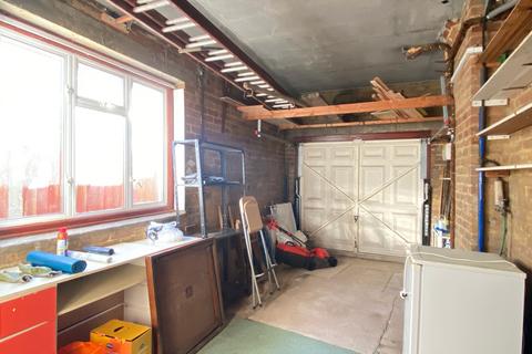 4 bedroom detached house to rent, Kingsway, Gillingham, Chatham, ME5