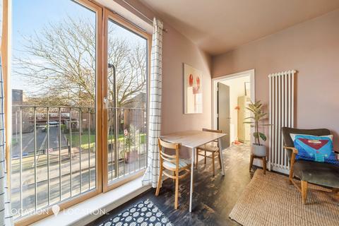 1 bedroom flat for sale, Barbauld Road, London, N16