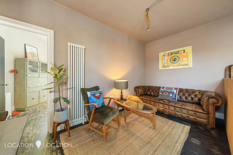 1 bedroom flat for sale, Barbauld Road, London, N16