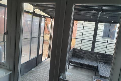 2 bedroom end of terrace house to rent, Oaklands Street, Leeds LS8