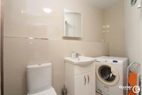 Studio to rent, Landseer Close, Edgware, HA8