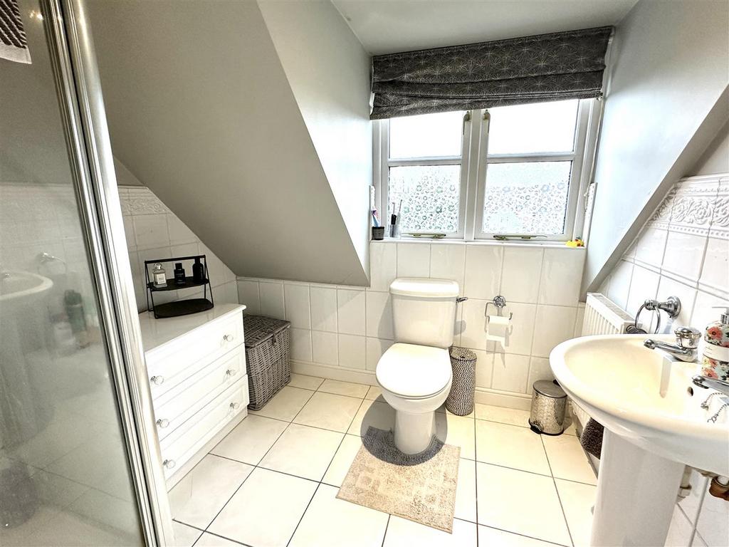 Ensuite (bed 1)