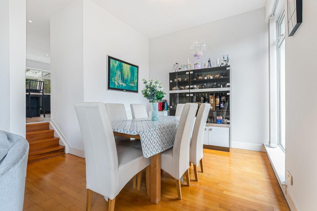 Lounge/Dining Room