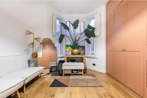 2 bedroom flat for sale, Allardyce Street, London SW4
