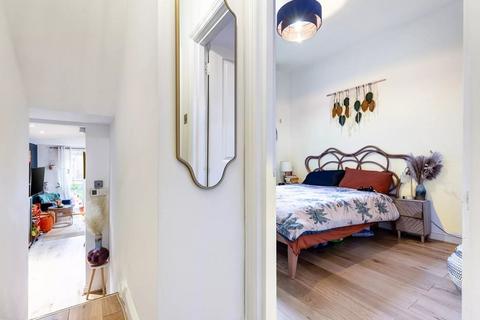 2 bedroom flat for sale, Allardyce Street, London SW4