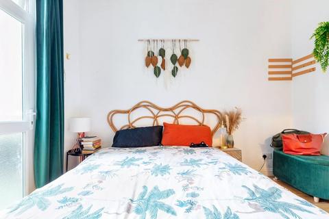 2 bedroom flat for sale, Allardyce Street, London SW4